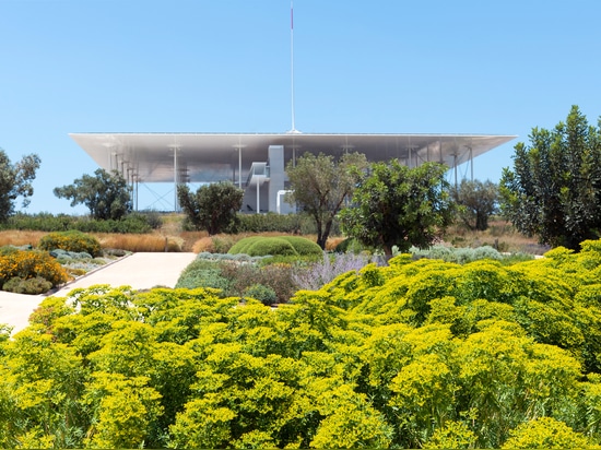 Indipendentemente da dove state stando nel parco, il vostro occhio è disegnato sempre al terrazzo alto del tetto. © SNFCC/Yiorgis Yerolymbos