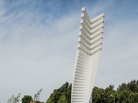 Il simbolismo scultoreo di nuova chiesa di Santiago de Antas