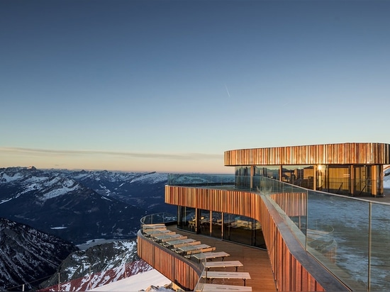 Il modernismo alpino del ristorante della sommità di Nebelhorn