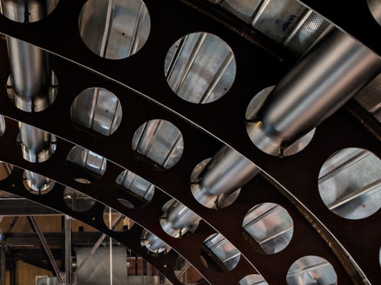 Questo ufficio per una società di viaggio ha un auditorium a forma di fusoliera dell'aeroplano