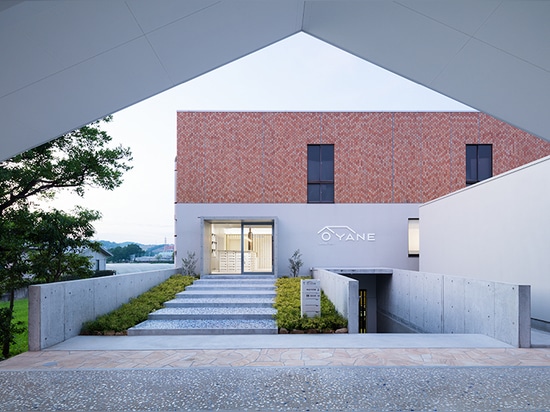 DO.DO estendono la fabbrica della porcellana di Nagasaki con il patio del mosaico + tenda ondulata