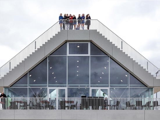 Rotterdam. Una casa piramidale del club sotto due tribune