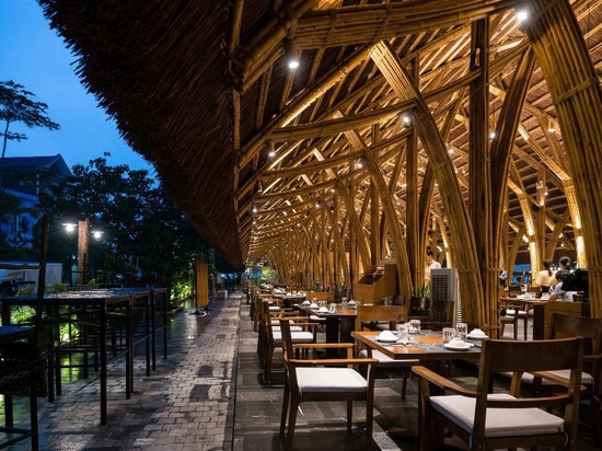 le componenti di bambù prefabbricate comprendono questo ristorante nel Vietnam