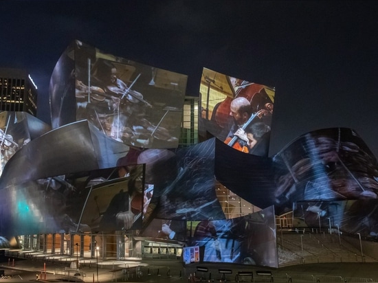 Walt Disney Concert Hall di Frank Gehry si illumina con le rappresentazioni oniriche