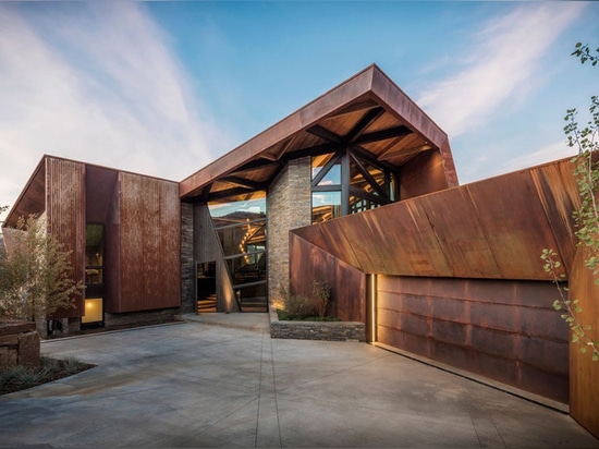 Questa nuova casa placcata nell'azione corrosiva degli elementi dell'acciaio si siede su Hillside in Colorado