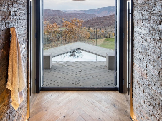 Questa nuova casa placcata nell'azione corrosiva degli elementi dell'acciaio si siede su Hillside in Colorado