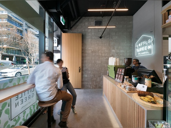 Questo piccolo caffè a Melbourne fa il la maggior parte del suo spazio