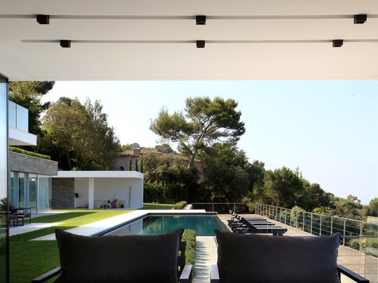 Questa nuova casa si accoccola in Hillside che trascura la città di Cannes