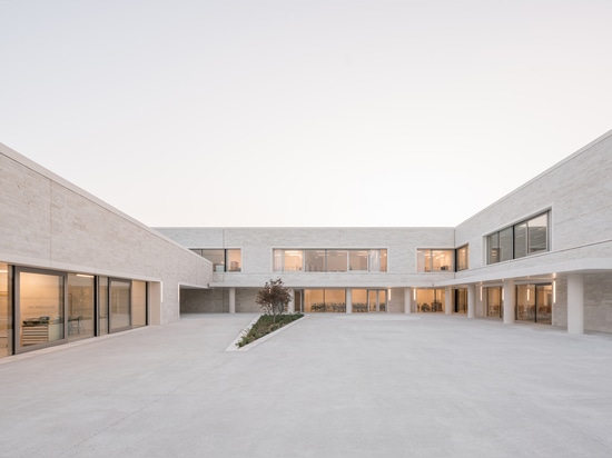 Ecole Communale Jacqueline de Romilly/Stéphane Fernandez - fernandez&serres dell'atelier di SARL