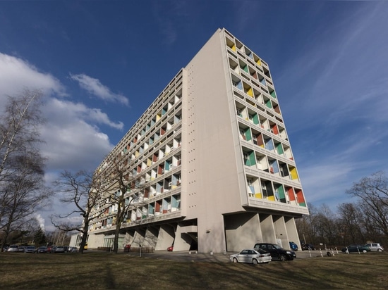 Punto dentro il ripristino amoroso di Philipp Mohr di un appartamento di Le Corbusier a Berlino