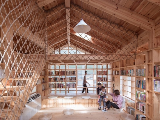 La biblioteca in Liangjiashan è elevata sui trampoli per creare un quadrato coperto