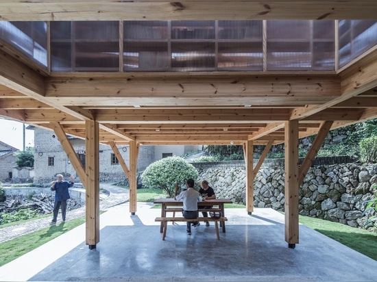 La biblioteca in Liangjiashan è elevata sui trampoli per creare un quadrato coperto