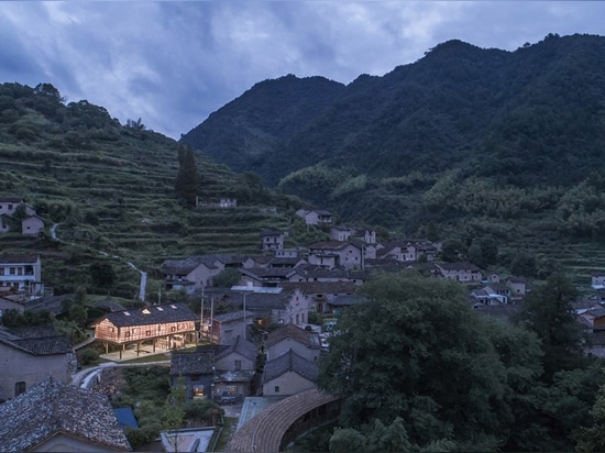 La biblioteca in Liangjiashan è elevata sui trampoli per creare un quadrato coperto