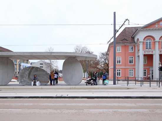 J Mayer H crea la fermata internazionale del tram dalla pila di dischi concreti