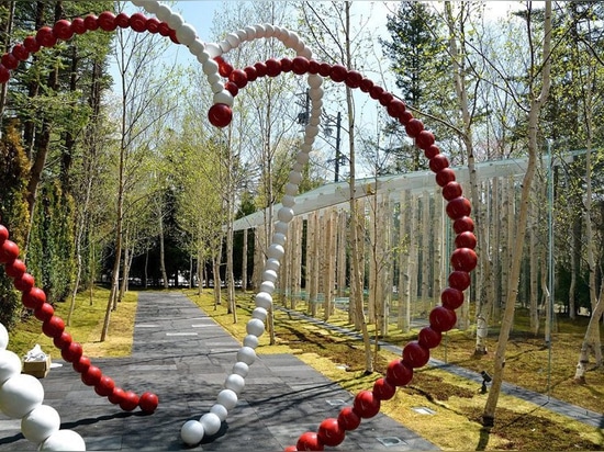 il kuma di kengo combina i tronchi ed il vetro di albero per la cappella del muschio della betulla nel Giappone