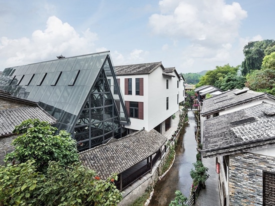 il pleasanthouse inserisce due volumi di vetro nell'hotel di arte di nanxianglou a Shenzhen