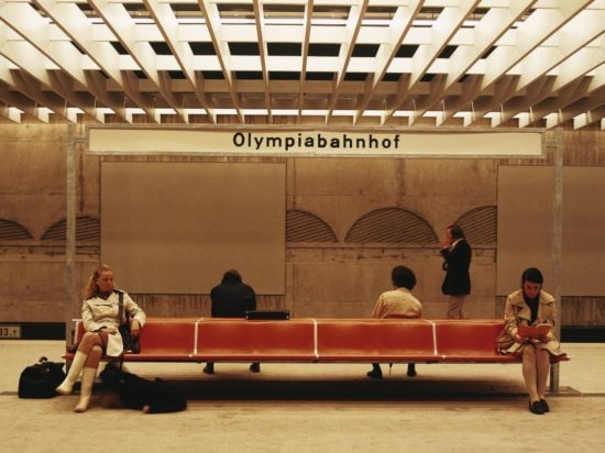 Le 1200 gamme di sedili leggendaria dell'unità, progettate da Friso Kramer ed utilizzate nella stazione di Olimpia di Monaco di Baviera nel 1972 ed altrove. Foto: Wilkhahn