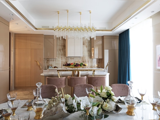 Coral Meets Gold in una cucina di lusso