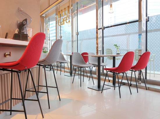 Ta Up Chairs by TOOU, circondato dall'atmosfera colorata dell'Elle Café di Shanghai.