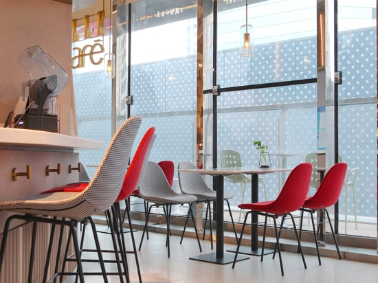 Ta Up Chairs by TOOU, circondato dall'atmosfera colorata dell'Elle Café di Shanghai.