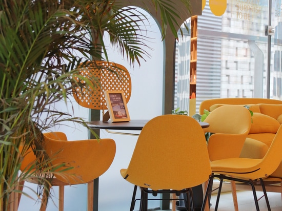 Ta Up Chairs by TOOU, circondato dall'atmosfera colorata dell'Elle Café di Shanghai.