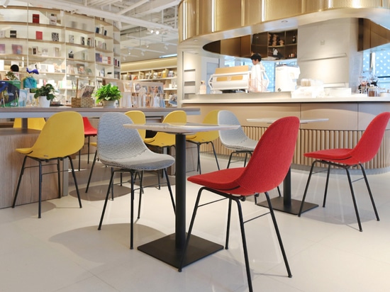 Ta Up Chairs by TOOU, circondato dall'atmosfera colorata dell'Elle Café di Shanghai.