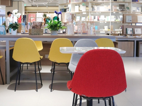 Ta Up Chairs by TOOU, circondato dall'atmosfera colorata dell'Elle Café di Shanghai.