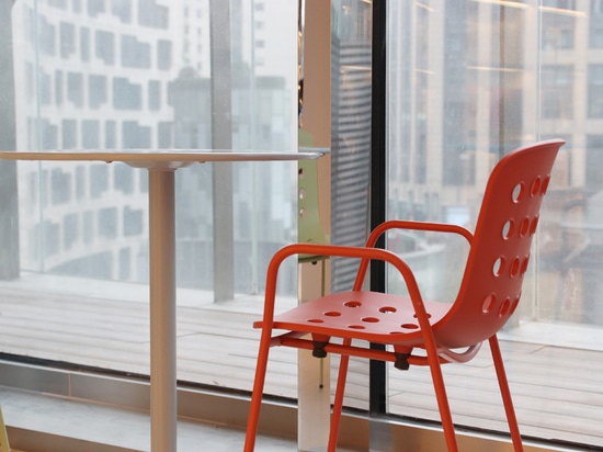 Ta Up Chairs by TOOU, circondato dall'atmosfera colorata dell'Elle Café di Shanghai.