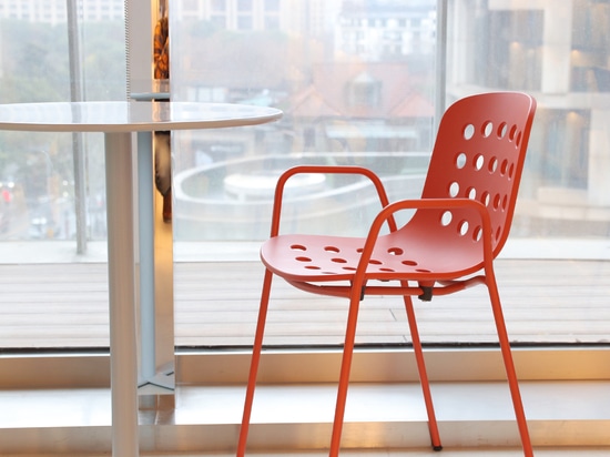 Ta Up Chairs by TOOU, circondato dall'atmosfera colorata dell'Elle Café di Shanghai.