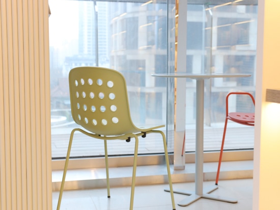 Ta Up Chairs by TOOU, circondato dall'atmosfera colorata dell'Elle Café di Shanghai.