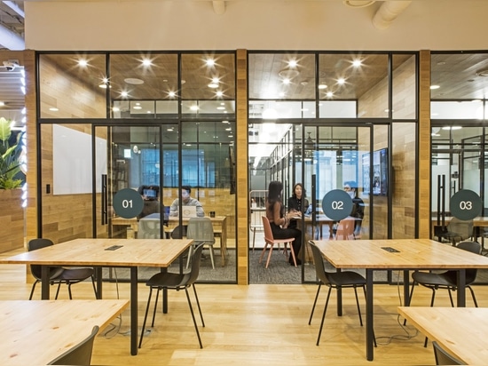 FastFive | Coworking Space Firm Project feat. TOOU HOLI Sedie