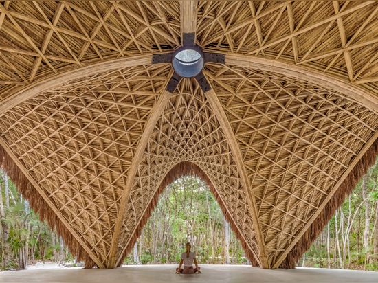 CO-LAB Design Office crea un padiglione di bambù per lo yoga a Tulum