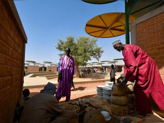 atelier masomi utilizza baldacchini di metallo colorato per costruire il mercato dei dandaji in niger