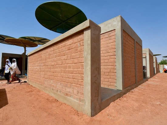 atelier masomi utilizza baldacchini di metallo colorato per costruire il mercato dei dandaji in niger