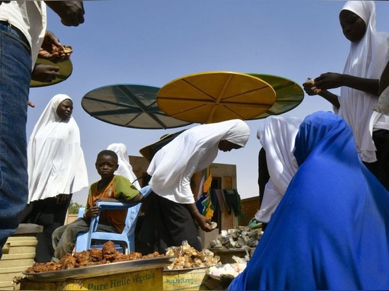 atelier masomi utilizza baldacchini di metallo colorato per costruire il mercato dei dandaji in niger