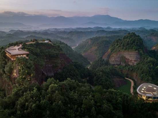 hotel in cima alla montagna in Cina offre una vista su un paesaggio di fiumi, foreste e colline