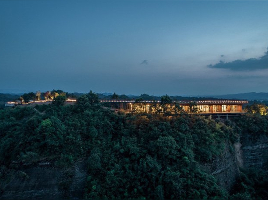 hotel in cima alla montagna in Cina offre una vista su un paesaggio di fiumi, foreste e colline