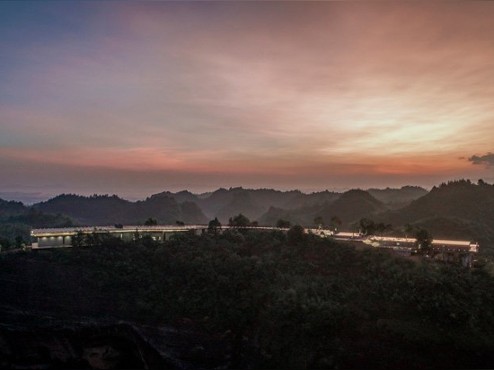 hotel in cima alla montagna in Cina offre una vista su un paesaggio di fiumi, foreste e colline