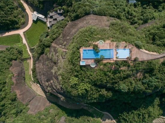 hotel in cima alla montagna in Cina offre una vista su un paesaggio di fiumi, foreste e colline