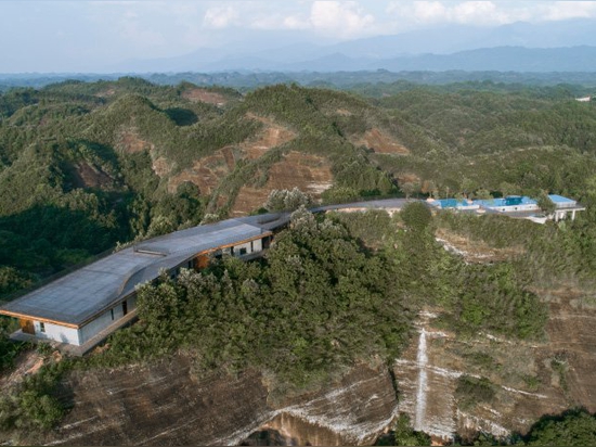 hotel in cima alla montagna in Cina offre una vista su un paesaggio di fiumi, foreste e colline