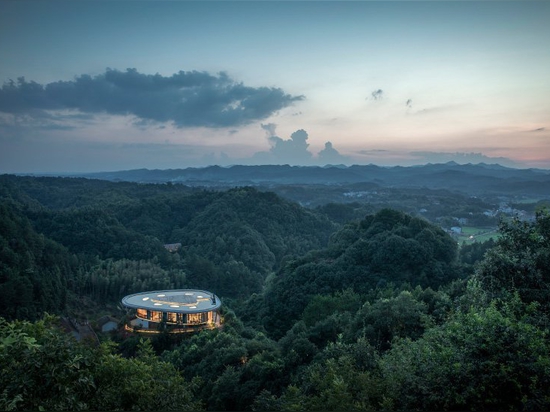 hotel in cima alla montagna in Cina offre una vista su un paesaggio di fiumi, foreste e colline