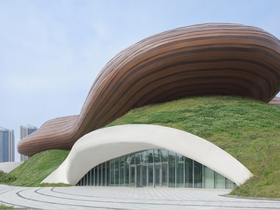 linee organiche e verde ondulato formano il museo Liyang di CROX in Cina