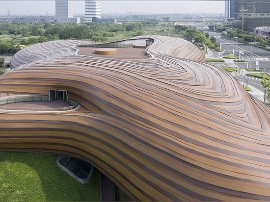 linee organiche e verde ondulato formano il museo Liyang di CROX in Cina