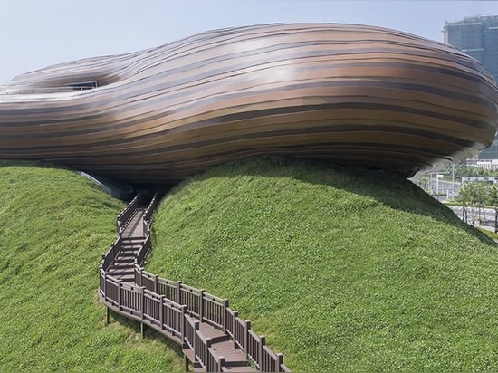 linee organiche e verde ondulato formano il museo Liyang di CROX in Cina