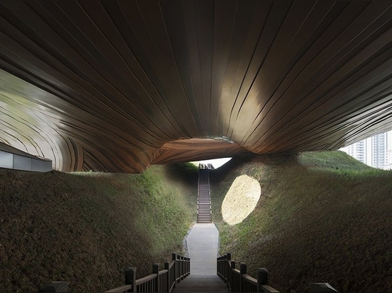 linee organiche e verde ondulato formano il museo Liyang di CROX in Cina