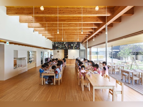 le aule Luce-riempite circondano un giardino del cortile alla scuola materna di DS nel Giappone