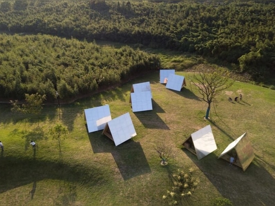 Le famiglie in Cina creano un'eco-comunità di legno, cabine con telaio ad A