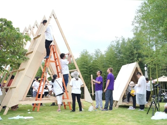 Le famiglie in Cina creano un'eco-comunità di legno, cabine con telaio ad A