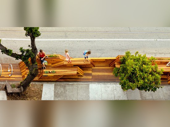 San Francisco sostituisce il parcheggio della via con il tramonto Parklet