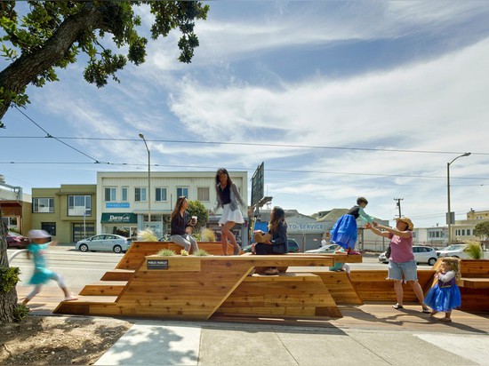 San Francisco sostituisce il parcheggio della via con il tramonto Parklet